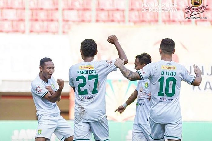 Selebrasi para pemain Persebaya Surabaya setelah Oktafianus Fernando mencetak gol ke gawang Bhayangkara FC di Stadion Patriot, Sabtu (31/8/2019).