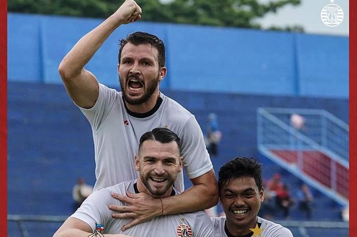 Pemain Persija Jakarta, Marco Motta dan Alfath Fathier, merayakan gol yang dicetak Marko Simic ke gawang Sabah FA di Piala Gubernur Jatim 2020