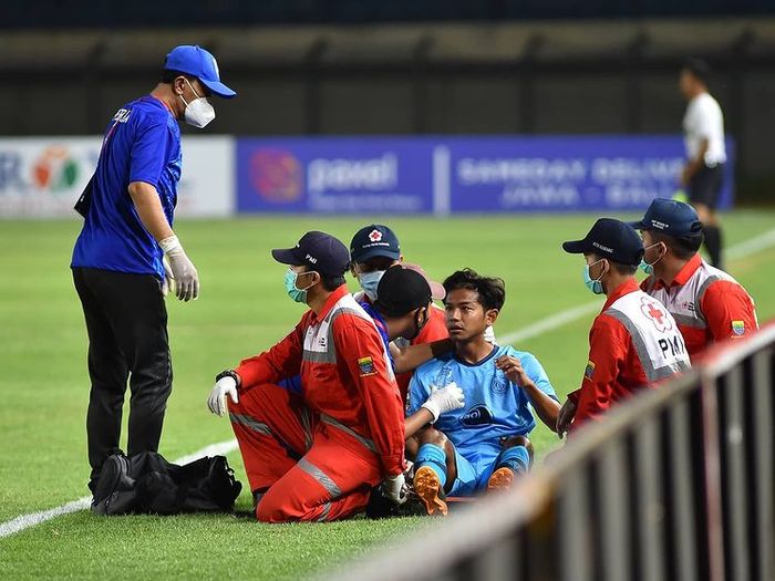 Pemain Persela Lamongan, Riyatno Abiyoso, ditandu ke luar lapangan usai terlibat benturan dengan rekan setimnya Eky Taufik.