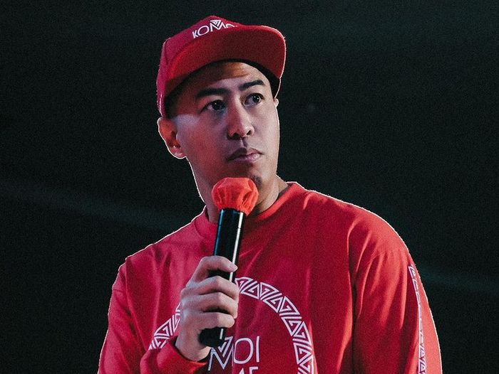 Simak profil Pandji Pragiwaksono, komika yang terancam denda 50 kerbau buntut candaan soal adat Toraja. 