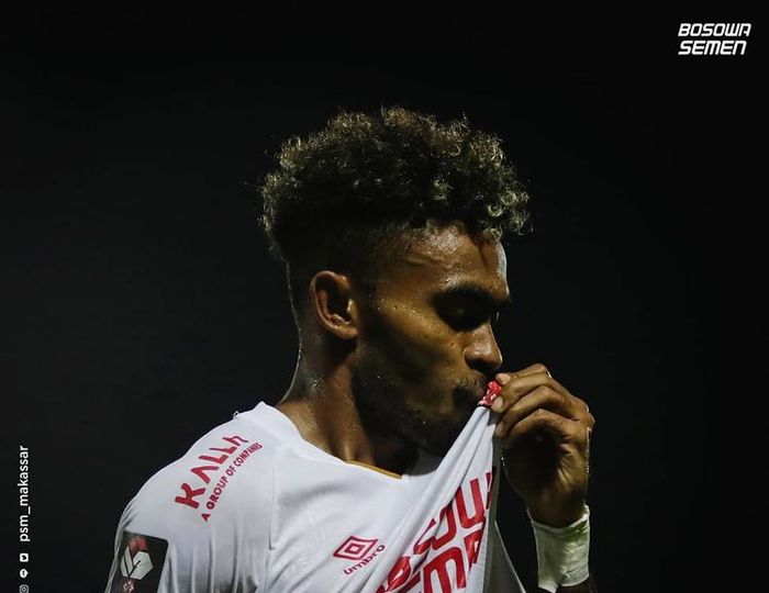 Selebrasi pemain timnas Indonesia, Yakob Sayuri, usai mencetak gol untuk PSM Makassar ke gawang Persija Jakarta di Piala Menpora 2021