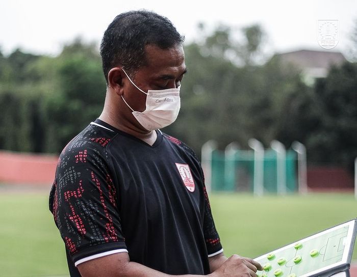 Pelatih Persis Solo, Eko Purdjianto, memberikan arahan kepada pemain saat latihan persiapan Liga 2 2021.
