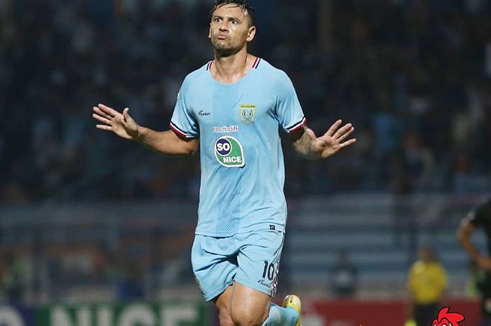 Striker Persela Lamongan, Alex dos Santos Goncalves, melakukan selebrasi setelah mencetak gol ke gawang Kalteng Putra pada pekan kedelapan Liga 1 2019.