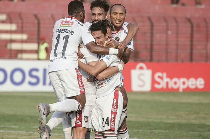 Pemain Bali United merayakan gol yang dicetak Ricky Fajrin ke gawang Kalteng Putra pada pekan keempat Liga 1 2019.