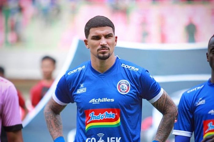 Bek Arema FC, Arthur Cunha, saat tampil di Piala Presiden 2019.