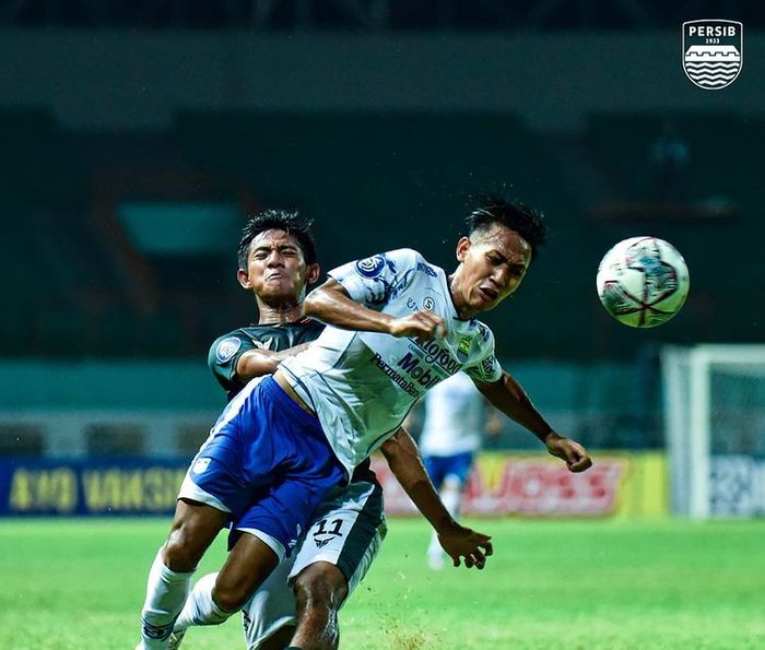 Gelandang Persib Bandung, Beckham Putra Nugraha, dilanggar oleh pemain Tira-Persikabo Firza Andika pada laga pekan kelima Liga 1 2021