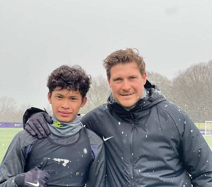 Pemain termuda Garuda Select season III, Krisna Sulistia Budianto, bersama asisten pelatih Danny Holmes.