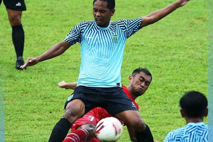 Aksi gelandang Persela Lamongan, Heru Setiawan, saat membela timnya melawan Sabah FA pada Piala Gubernur Jatim 2020.