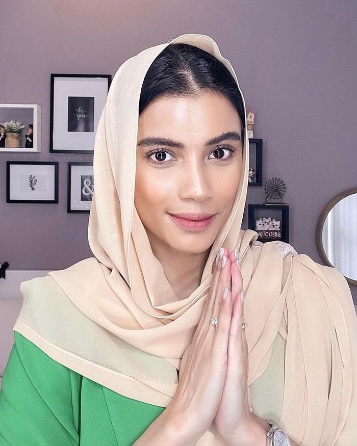 Sabrina memakai kerudung