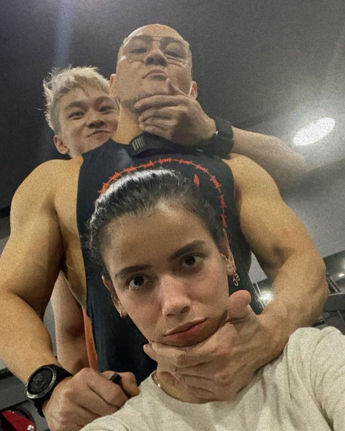 Sabrina sempatkan wefie saat sedang nge-gym bareng