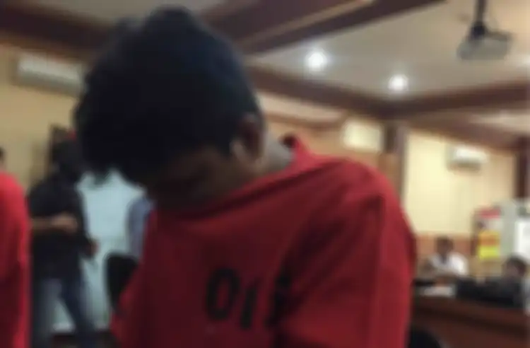 SH (27), pelaku penjambretan penumpang ojek online di Cempaka Putih menyerahkan diri ke Mapolsek Jag