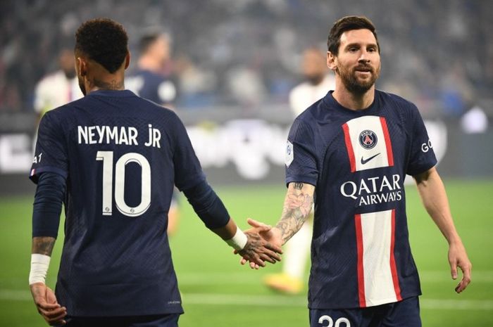 Dua bintang Paris Saint-Germain, Lionel Messi dan Neymar, meminta izin ke pelatih lebih dulu sebelum pergi ke ruang ganti saat laga melawan Auxerre masih bergulir.