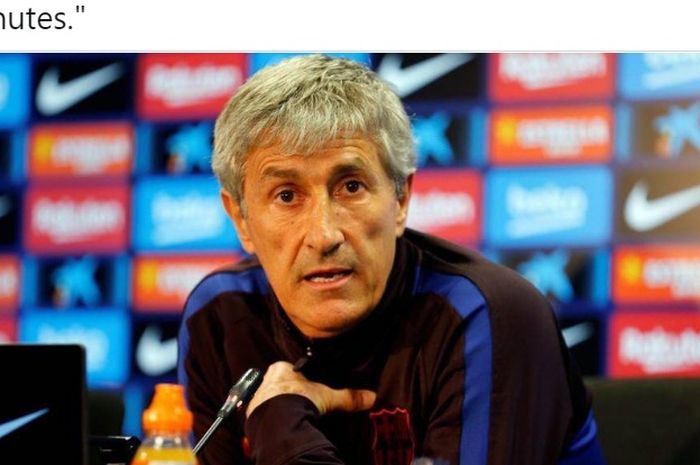 Pelatih Barcelona, Quique Setien, saat menghadiri konferensi pers.