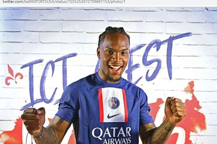 Gelandang tengah asal Portugal, Renato Sanches, menjadi pemain beruntung selanjutnya yang pernah satu tim dengan Lionel Messi dan Cristiano Ronaldo setelah resmi bergabung dengan Paris Saint-Germain.