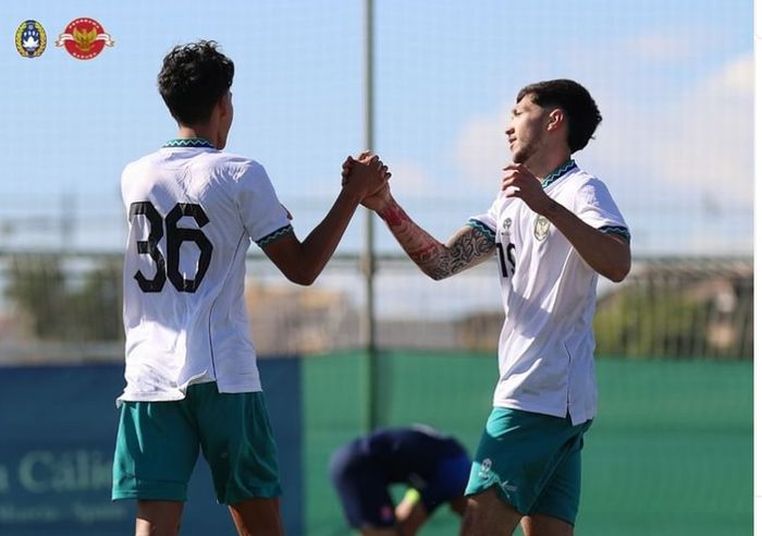 Pemain timnas U-20 Indonesia yakni Rafael Struick dan Zico Soree saat merayakan selebrasi setelah mencetak gol ke gawang Slovakia U-20 dalam laga Costa Calida Region de Murcia Football Week, di Pinatar Arena, Spanyol, Sabtu (19/11/2022).