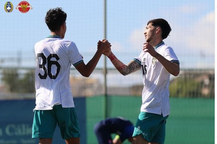 Pemain timnas U-20 Indonesia yakni Rafael Struick dan Zico Soree saat merayakan selebrasi setelah mencetak gol ke gawang Slovakia U-20 dalam laga Costa Calida Region de Murcia Football Week, di Pinatar Arena, Spanyol, Sabtu (19/11/2022).