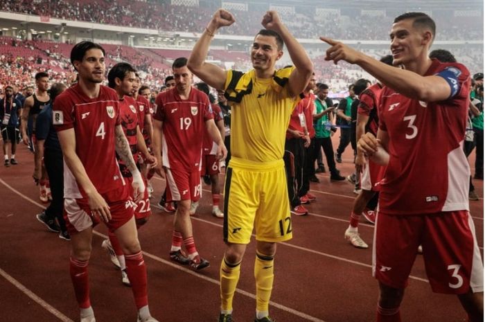Kapten Timnas Indonesia Jay Idzes (kanan) bersama rekan-rekannya menyapa para suporter seusai menekuk China 1-0 dalam Kualifikasi Piala Dunia 2026 di Stadion Utama Gelora Bung Karno, Jakarta, Kamis (5/6/2025) malam.