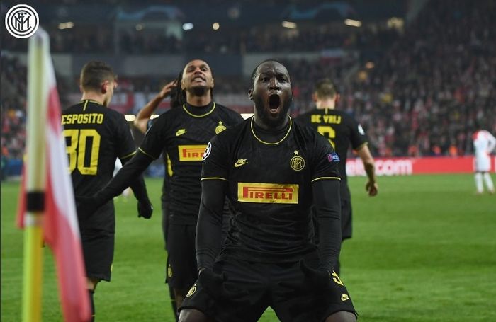 Striker Inter Milan, Romelu Lukaku, melakukan selebrasi seusai menjebol gawang Slavia Praha pada matchday kelima fase grup Liga Champions, Rabu (27/11/2019).