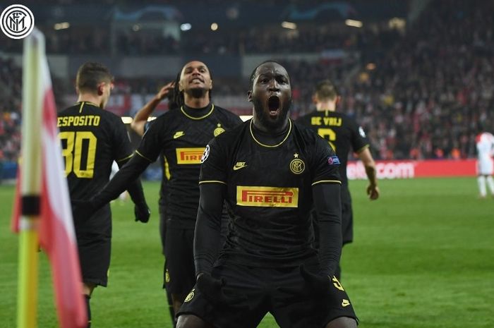 Striker Inter Milan, Romelu Lukaku, melakukan selebrasi seusai menjebol gawang Slavia Praha pada matchday kelima fase grup Liga Champions, Rabu (27/11/2019).