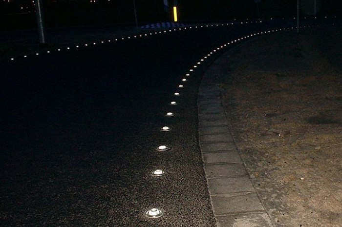 Pantulan glass road stud di malam hari