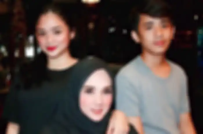 Mulan Jameela bersama kedua anaknya, Tiarani Savitri dan Muhammad Rafly Aziz. Dua anak Mulan Jameela
