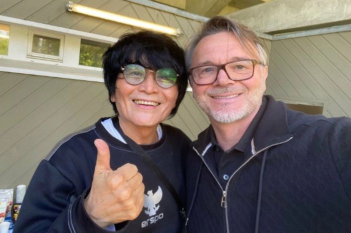 Philippe Troussier (kanan) menonton langsung Timnas U-23 Indonesia versus Guinea dalam play-off Olimpiade Paris 2024 di Clairefontaine, Prancis, 9 Mei 2024. Di sebelahnya adalah Choi Ju-young, dokter timnas Indonesia.