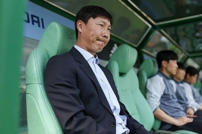 Kim Sang-sik diragukan bisa mengangkat kembali Timnas Vietnam dari keterpurukan karena gaya bermainnya sama seperti Philippe Troussier.