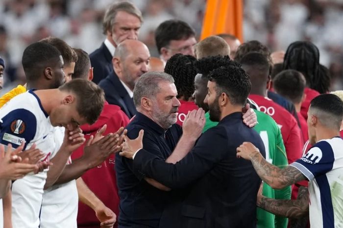 Pelatih Manchester United Ruben Amorim (kanan) memeluk Pelatih Tottenham Hotspur Ange Postecoglou setelah kalah dalam final Liga Europa di Bilbao, Spanyol, 22 Mei 2025 WIB.