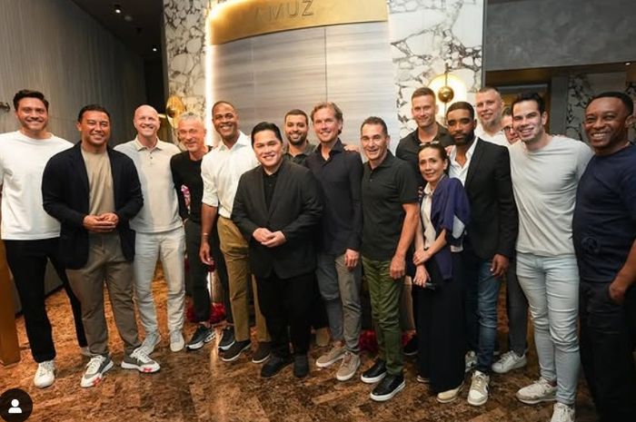 Ketua Umum PSSI Erick Thohir (tengah) berpose dengan seluruh anggota tim kepelatihan Timnas Indonesia yang dipimpin Patrick Kluivert seusai makan malam sebagai bagian persiapan menghadapi Australia.