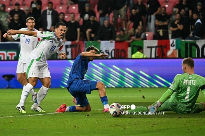 Penyerang timnas Italia, Giacomo Raspadori, mencetak gol ke gawang timnas Israel pada laga Kualifikasi Piala Dunia 2026 di Debrecen (8/9/2025).