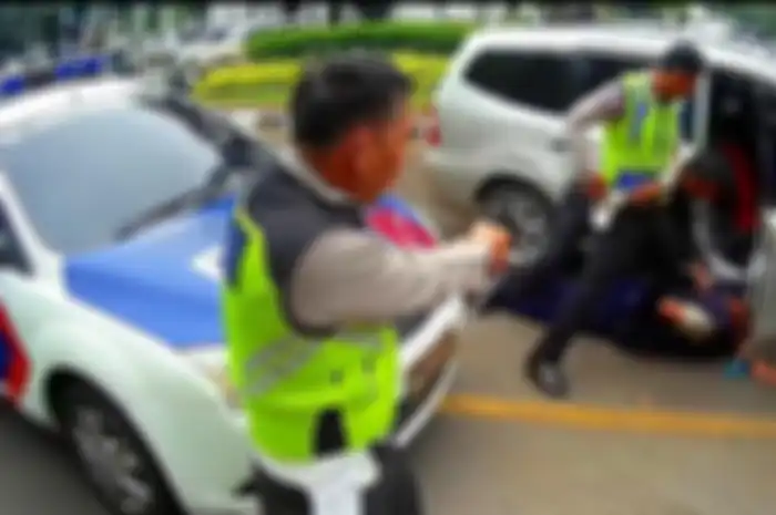 Penangkapan polisi setelah pengendara mobil dikenal pemakai motor Yamaha NMAX