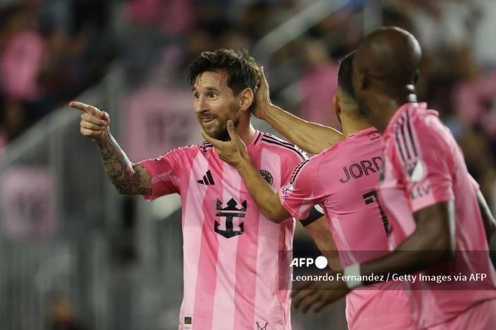 Lionel Messi mencetak dua gol menawan sambil ditonton para rekan setimnya di Timnas Argentina saat Inter Miami bentrok dengan Atlanta United.