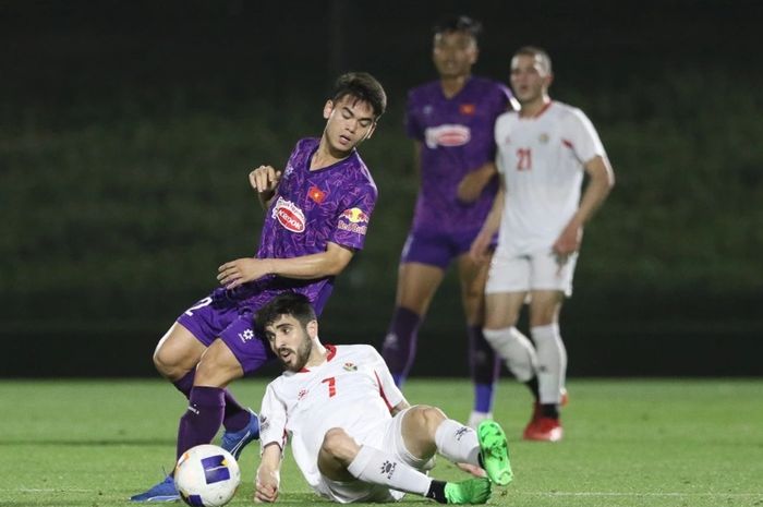 Pemain Yordania terjatuh saat menghadapi Vietnam dalam uji coba di Doha, Qatar, 10 April 2024. Yordania adalah lawan Timnas U-23 Indonesia di Piala Asia U-23 2024.