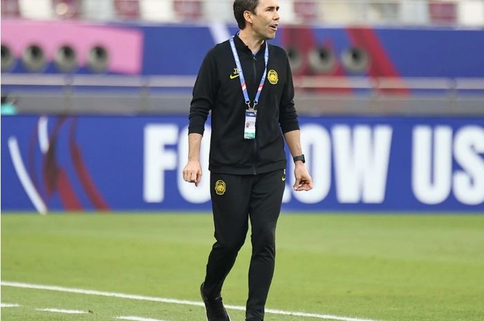 Pelatih Timnas U-23 Malaysia Juan Torres Garrido sangat jengkel melihat para pemainnya sering melakukan kesalahan saat menghadapi Vietnam dalam Piala Asia U-23 2024 di Stadion Internasional Khalifa, Al Rayyan, Qatar, Sabtu (20/4/2024).