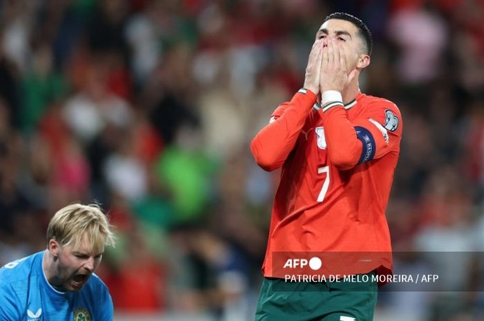 Tendangan penalti Cristiano Ronaldo berhasil digagalkan Caoimhin Kelleher dalam laga timnas Portugal vs Rep Irlandia pada laga Kualifikasi Piala Dunia 2026 di Lisabon (11/10/2025).