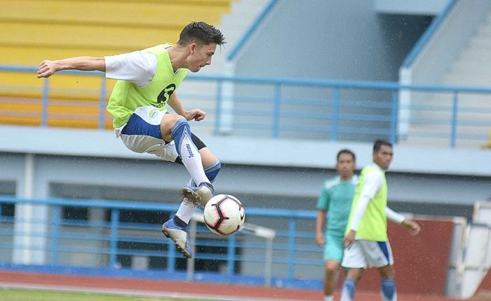 Aksi Kim Kurniawan dalam latihan Persib pada pra-musim 2019.