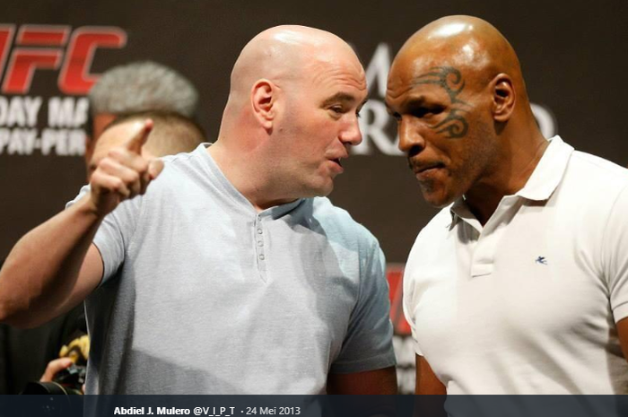 Presiden UFC, Dana White (kiri) dan legenda tinju dunia, Mike Tyson (kanan) tengah berbincang. Setelah pensiun, Tyson memang tertarik dengan dunia seni tarung bebas (MMA).