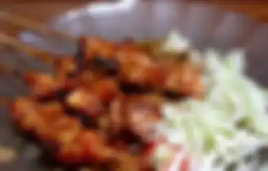 Bau Busuk Menyengat dari Dalam Rumahnya Tercium Tetangga, Pedagang Sate Ini Langsung Dilaporkan Warga ke Polisi, Saat Digerebek Ditemukan Barang Menjijikkan di Dalam Olahan Dagangannya 