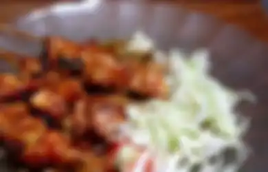 Curiga Aroma Busuk dari Rumah Pedagang Sate, Begitu Digerebek Polisi Temukan Barang Bukti Menjijikkan untuk Olahan Sate yang Dijualnya