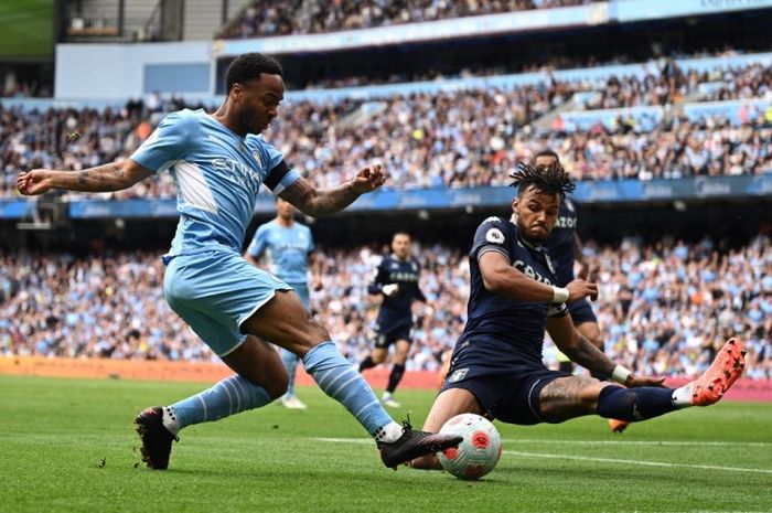 Penyerang Manchester City, Raheem Sterling, dalam laga kontra Aston Villa pada Minggu (22/5/2022).