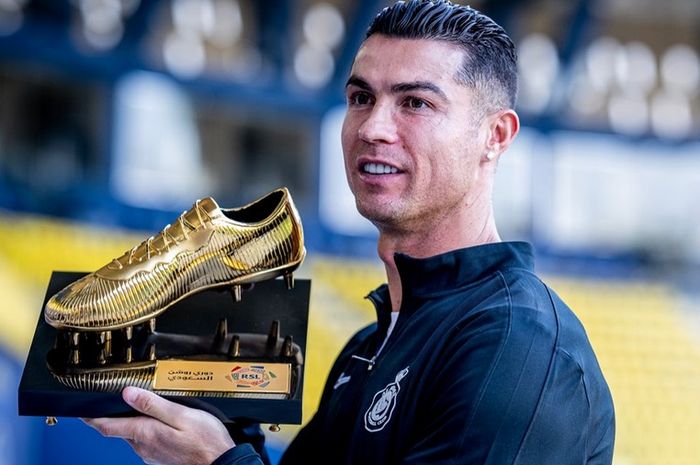 Cristiano Ronaldo mengangkat Sepatu Emas Liga Arab Saudi 2023-2024 dengan koleksi 35 gol, namun dia gagal mempersembahkan trofi kompetisi kepada Al Nassr.