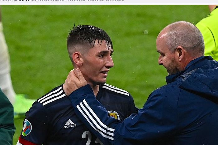 Gelandang timnas Skotlandia, Billy Gilmour, tersenyum bersama pelatih Steve Clarke dalam laga Grup D EURO 2020 kontra timnas Inggris di Stadion Wembley, Jumat (18/6/2021).