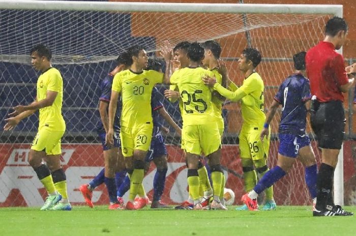 Para pemain Timnas Malaysia mensyukuri gol ke gawang Laos dalam uji coba FIFA Days di PAT Stadium, Bangkok, Thailand, 14 November 2024.