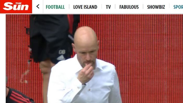 Erik ten Hag mengambil permen dari mulut sebelum membuangnya ke lapangan.