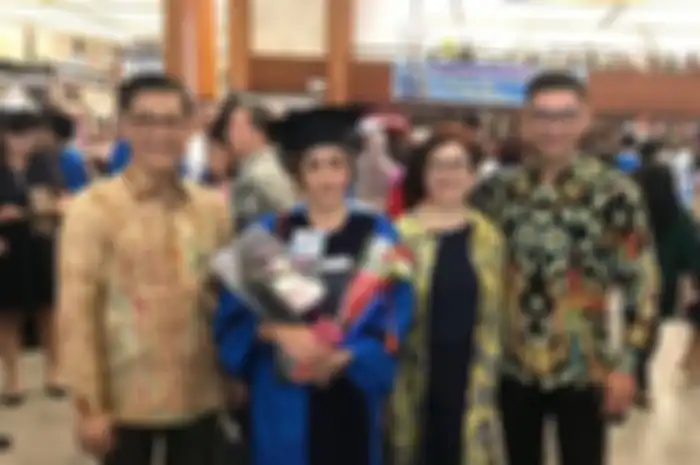 Putri sulung Nurul Arifin Maura Magnalia terlihat begitu sayang dengan adiknya, Melkior Mirari. Buktinya, dia unggah foto mesra mereka di Spanyol.