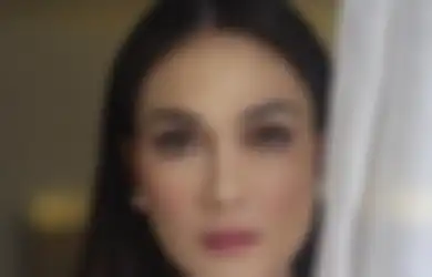 Luna Maya Unggah Foto yang Jadi Sorotan Jelang Pernikahan Syahrini dan Reino Barack yang Kabarnya Segera Digelar