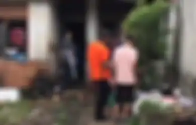 Tetangga Keluhkan Halaman Rumah Sebuah Keluarga yang Sangat Kotor, Mereka Makin Miris Saat Melihat Dalamnya