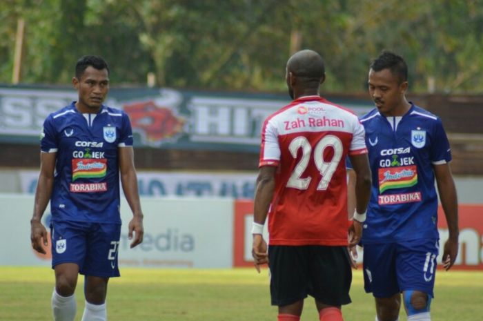 Bek PSIS Semarang, Safrudin Tahar (kiri), mengaku betah dan nyaman berada di skuad Mahesa Jenar.