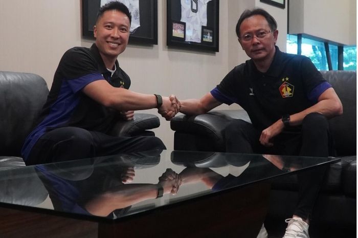 Ong Kim Swee bersalaman dengan pemilik Persik Kediri Arthur Irawan (kiri) setelah resmi diangkat sebagai pelatih klub Liga 1 itu.