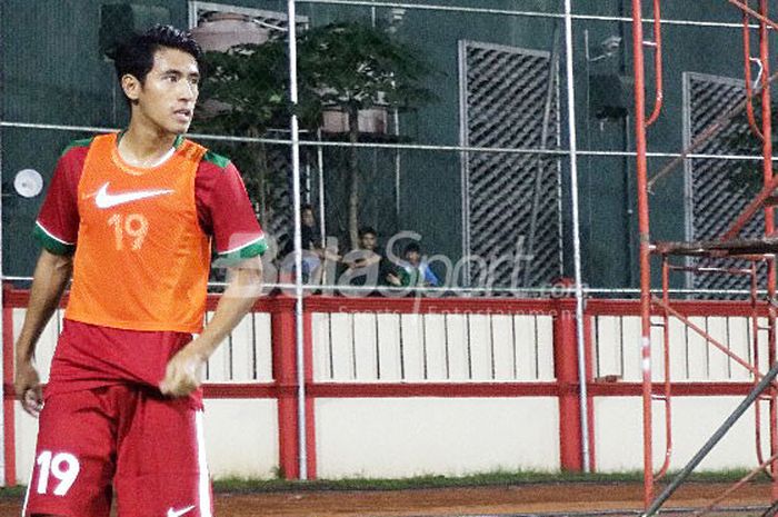  Gelandang Timnas U-23 Indonesia, Hanif Sjahbandi, melakukan pemanasan.